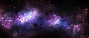 深空中充滿恆星的廣闊紫色和藍色星雲。