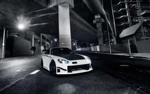 夜晚停在城市天橋下的白色改裝跑車。