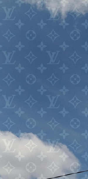 藍天白雲與 Louis Vuitton 字母圖案重疊。