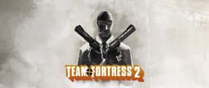 《Team Fortress 2》角色在煙霧彌漫的灰色背景前交叉手持手槍。 — 2560x1080 壁紙