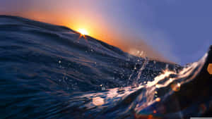 夕陽下翻騰的海浪，帶有發光的水滴和鏡頭光暈。