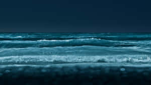夜晚黑暗的海浪拍打沙灘。