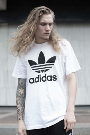 長髮有紋身的年輕男子穿著白色Adidas T恤。 — Adidas GIF 壁紙