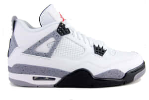 帶有灰色斑點和黑色細節的白色Jordan 4運動鞋