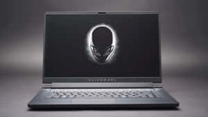 Alienware 遊戲筆記型電腦，螢幕上有發光的外星人標誌