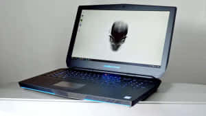 Alienware 遊戲筆記型電腦，帶有藍色背光和屏幕上外星人標誌。