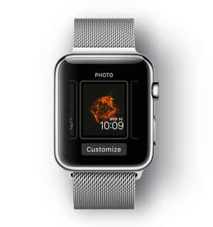 銀色Apple Watch配網狀錶帶，顯示熾熱的抽象錶面。