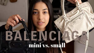 女士在室內比較黑色和米色的Balenciaga手袋。