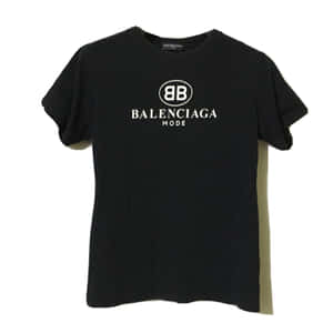 黑色Balenciaga Mode T恤，白色標誌在純白色背景上。