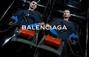 兩個在破碎玻璃場景中手持紅色手袋的人體模型，帶有Balenciaga品牌標誌。