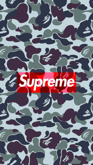 Supreme標誌在帶有猿頭圖案的迷彩背景上