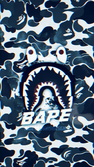 黑白迷彩圖案，帶有鯊魚嘴BAPE標誌和故障效果。