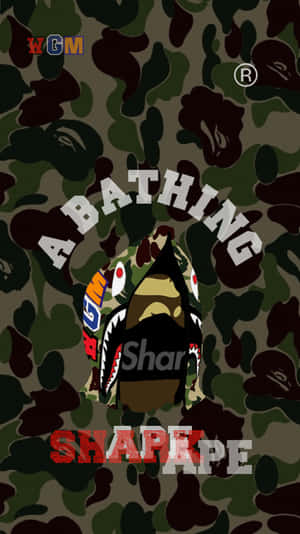 迷彩背景，上面有鯊魚頭猿猴標誌和粗體文字 A BATHING APE。