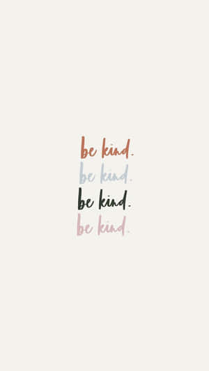 四行文字在米色背景上以粉彩色重複「be kind」。