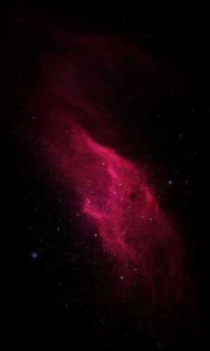 深空中被星星包圍的發光紅色星雲。
