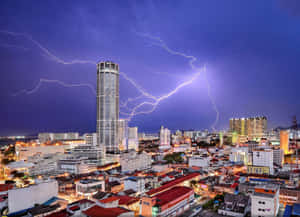 暴風雨下的城市天際線，明亮的閃電在夜間照亮建築物。
