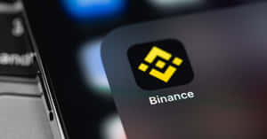 鍵盤附近智能手機屏幕上的Binance加密貨幣應用程式圖標