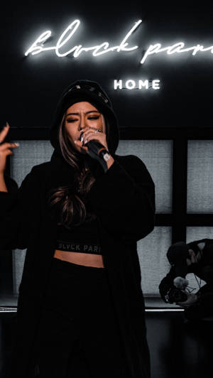 女歌手在block party home場地的霓虹燈下於舞台上表演。