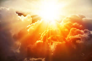 陽光穿過戲劇性天空中的橙色和白色雲層。