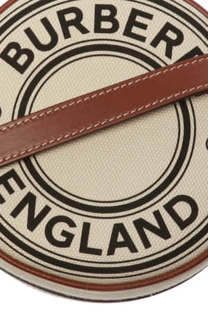 Burberry England 標誌手袋，配棕色皮革肩帶和白色縫線。
