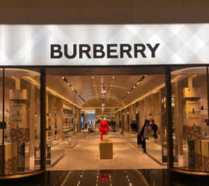 Burberry 豪華商店入口，配有玻璃門和紅色人體模型展示。