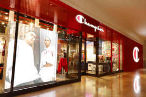 Champion零售店，紅色外牆和大型展示窗，位於購物中心內。 — 冠軍 壁紙