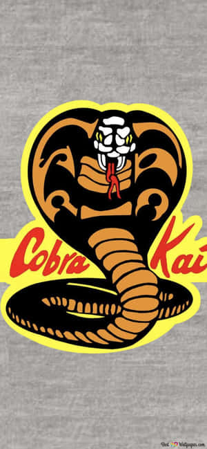Cobra Kai 標誌，在灰色背景上有一條帶紅色舌頭的卡通眼鏡蛇。