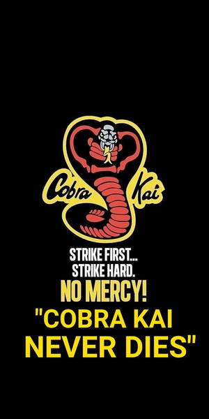Cobra Kai標誌，帶有蛇和格言，黑色背景。