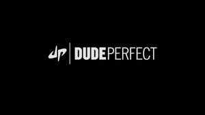 黑色背景上的白色DudePerfect標誌 — 黑白 壁紙