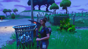 Fortnite角色在黃昏的郊區場景中，靠近垃圾桶手持發光鎬子。