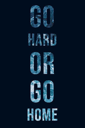 勵志短語 GO HARD OR GO HOME 以冰藍色分形文字顯示在深色背景上
