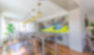 舒適的現代家居室內設計，配有木地板和抽象牆面藝術。