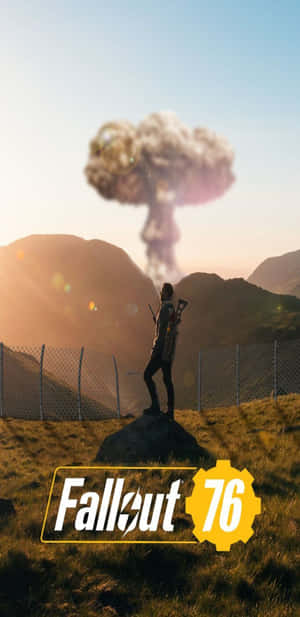 一個孤獨的身影看著夕陽下圍欄荒地上升起的核爆炸。