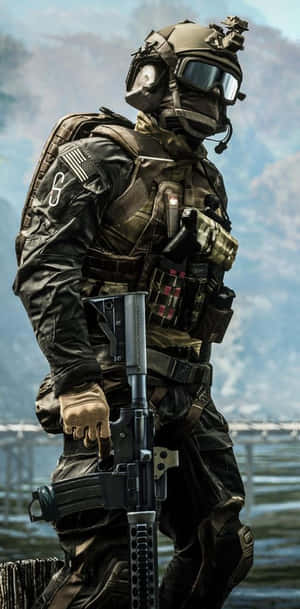 戰術士兵在霧氣籠罩的山地地形中持步槍。 — 主畫面 壁紙