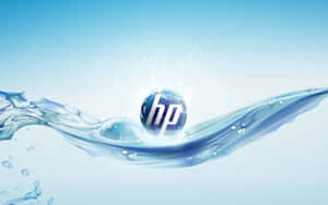 HP 標誌被流動的水滴和水花包圍。