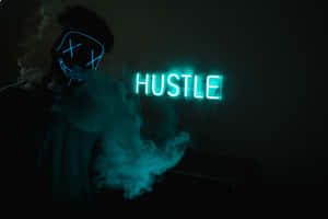 戴發光口罩的人在黑暗房間裏在霓虹HUSTLE標誌附近呼出蒸氣