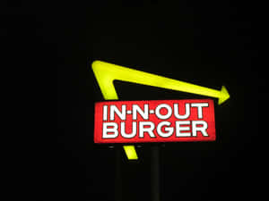 夜間發光的紅色和黃色In-N-Out Burger招牌。