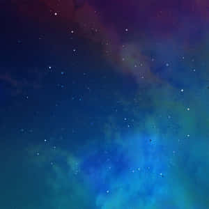 星空下，藍色、綠色和紫色的彩色星雲雲層。