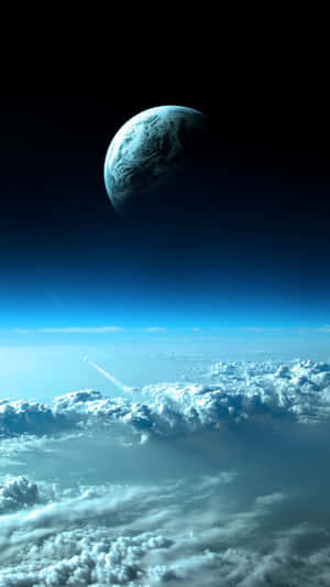 火箭穿過雲層升向太空中遙遠的藍色行星。
