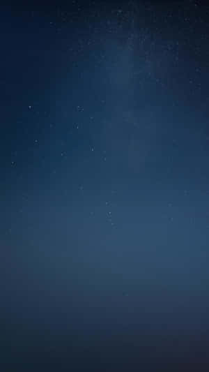 繁星點點的夜空，銀河微弱地閃爍著深藍色調。