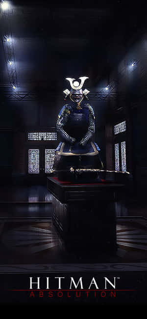 身穿藍色鎧甲的武士展示在黑暗廳堂的基座上，配有彩繪玻璃窗。 — POCO C81 壁紙