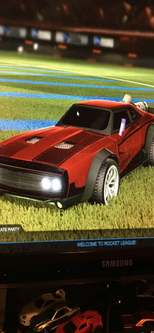 體育場綠色場地上的紅色Rocket League賽車。