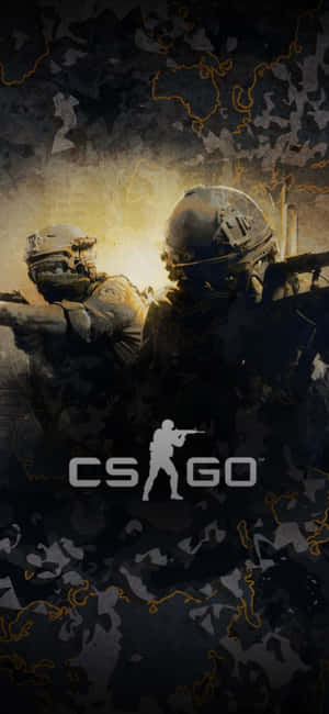 兩名身穿戰術裝備的士兵在發光的地圖背景上瞄準武器，帶有 CS GO 標誌。 — iPhone 14 Pro 壁紙