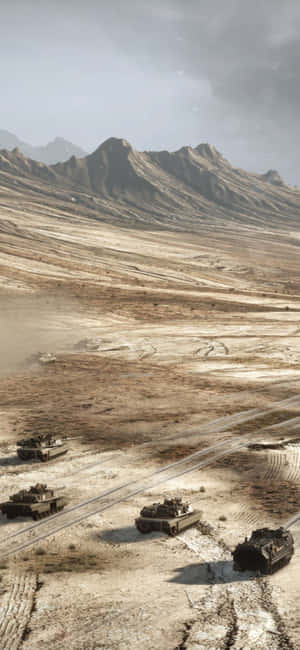四輛軍用坦克在塵土飛揚的沙漠景觀中移動，背景是山脈。