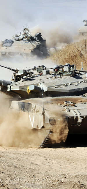 軍用坦克在塵土飛揚的沙漠戰場上行進。