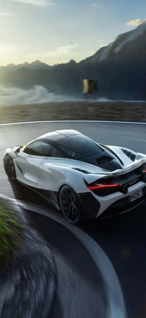 白色McLaren跑車在山路上疾馳 — Honor 600e 壁紙