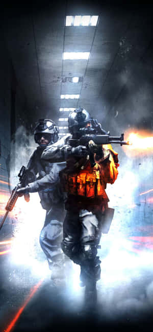 兩名身穿戰鬥裝備的武裝士兵在煙霧瀰漫的走廊中移動，伴有槍口閃光。