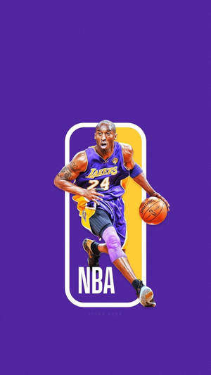 高比拜仁在紫色背景上的NBA標誌內運球。