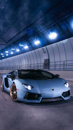 夜間隧道中的淺藍色林寶堅尼Aventador配金色輪圈。