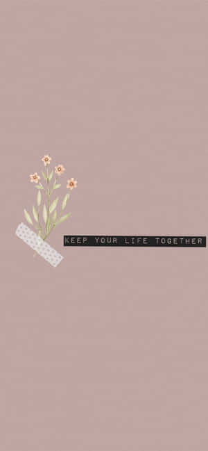 一根纏著繃帶的花莖，在紫灰色背景上寫著「keep your life together」。